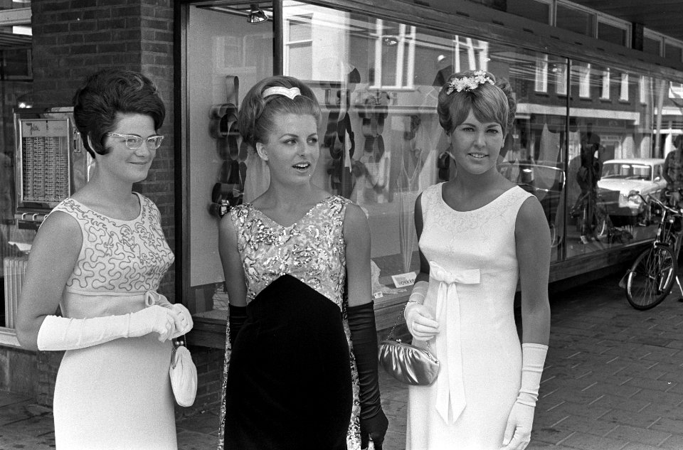 Druivenkoningin, Oogstfee en Bloemenfee toonden hun robes aan pers te Naaldwijk, Bestanddeelnr 919-4619