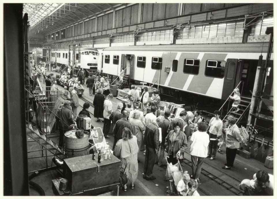 Drukte in de Hoofdwerkplaats van de NS tijdens de open dag t.g.v. het 150-jarig bestaan. NL-HlmNHA 54031689