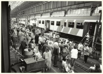 Drukte in de Hoofdwerkplaats van de NS tijdens de open dag t.g.v. het 150-jarig bestaan. NL-HlmNHA 54031689