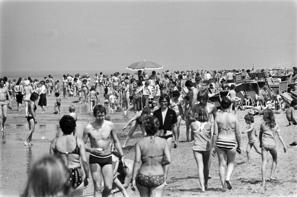 Drukte op Zandvoortse strand, Bestanddeelnr 928-5684