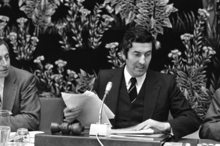 Drs R F M Lubbers (Economische Zaken) praat in SER-gebouw over revaluatie va, Bestanddeelnr 926-6897