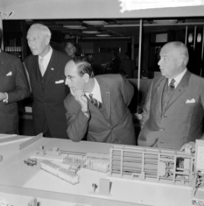 Drs J W de Pous opende in Utrecht Roka levensmiddelenbeurs, voor miniatuurfab, Bestanddeelnr 916-8516