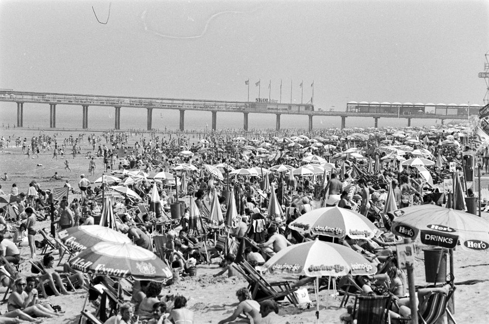 Drukte op het strand van Scheveningen in verband met het mooi weer, Bestanddeelnr 931-5822