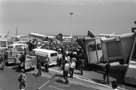 Drukte op Schiphol bij de aankomst van Ajax, Bestanddeelnr 924-6138 photo