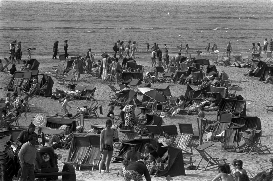 Drukte op strand van Zandvoort, Bestanddeelnr 926-4380