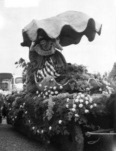 Druivenfeest Naaldwijk, aankomst Koningin per helicopter ghlasnegatief, Bestanddeelnr 906-6942