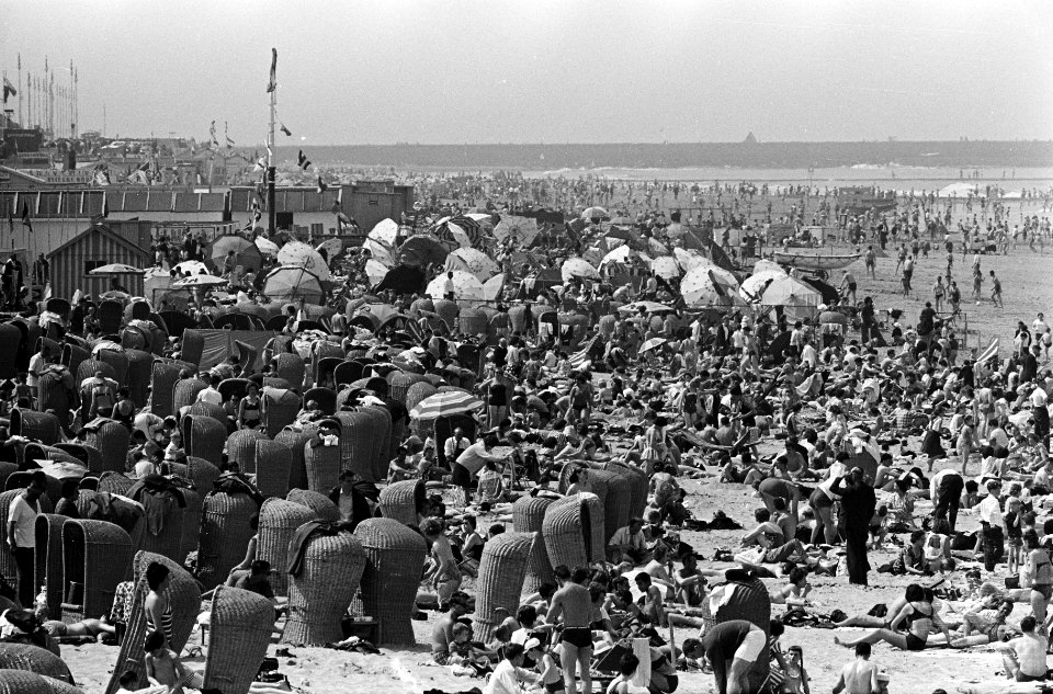 Drukte op het Scheveningse strand, Bestanddeelnr 916-4433