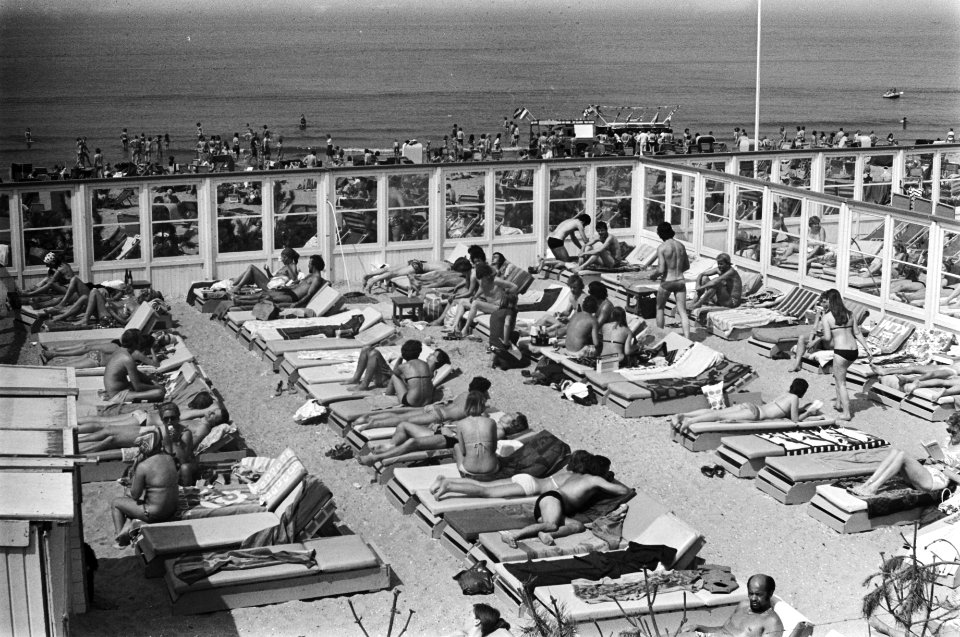 Drukte op Zandvoortse strand, Bestanddeelnr 928-5685