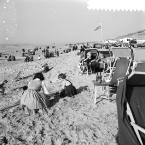 Drukte op het strand te Zandvoort, Bestanddeelnr 911-0918
