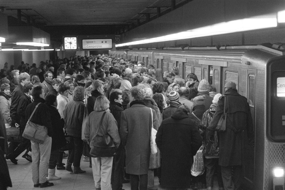 Drukte bij metro door extreme kou, Bestanddeelnr 933-8611