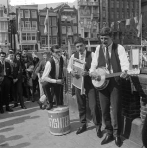 Drukte op terrasjes muzikanten, Bestanddeelnr 913-8028