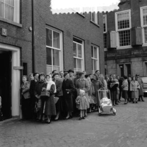 Drukte passenbureau Amsterdam, Bestanddeelnr 907-6871