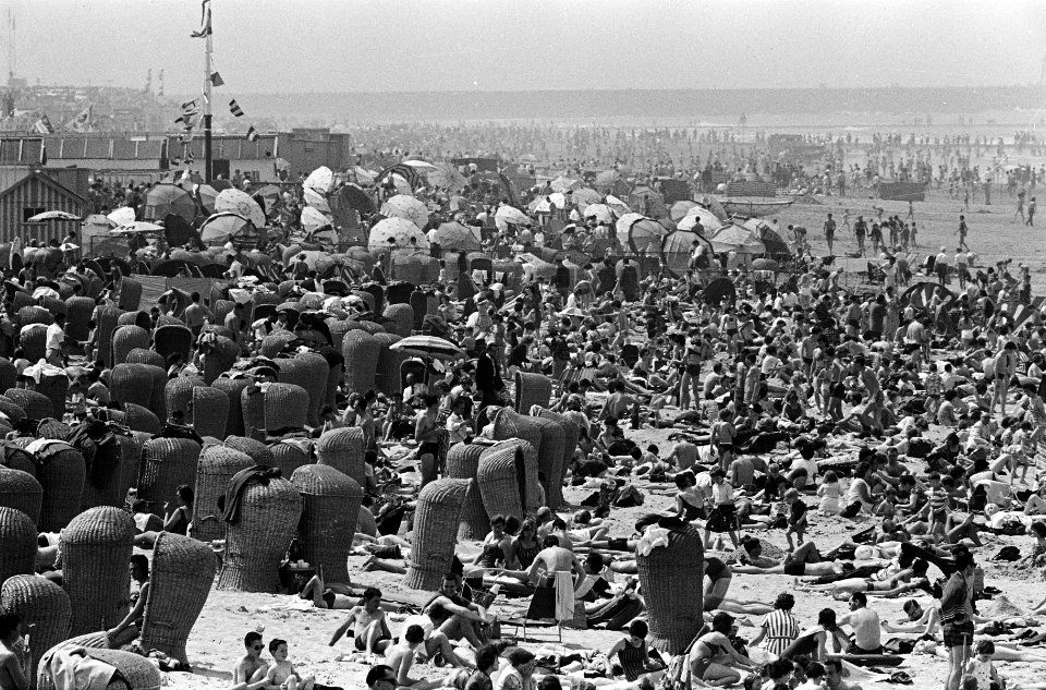 Drukte op het Scheveningse strand, overzicht drukte aan h strand, Bestanddeelnr 916-4436