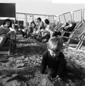 Drukte op het strand te Zandvoort, Bestanddeelnr 911-0911