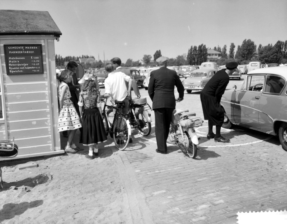 Drukte op Marken na de opening van de dijk, Bestanddeelnr 910-5373