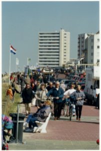 Drukte op de boulevard om de eerste zonnestralen op te vangen in het voorjaar van 1997. NL-HlmNHA 54037302