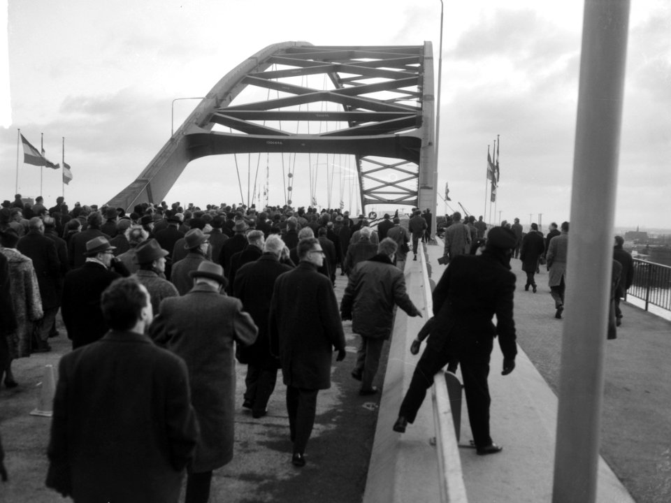 Drukte op de brug, Bestanddeelnr 917-3954