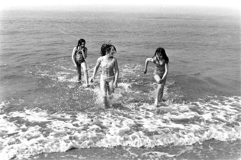 Drukte op strand van Zandvoort, eerste baders, Bestanddeelnr 925-4677