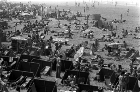 Drukte op strand Scheveningen, drukte op strand, Bestanddeelnr 926-4925