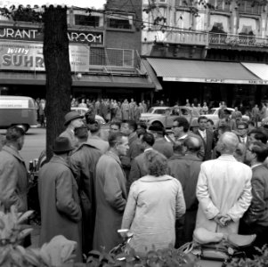 Drukte op Rembrandtplein in verband met Nederland tegen Oostenrijk, Bestanddeelnr 908-9824