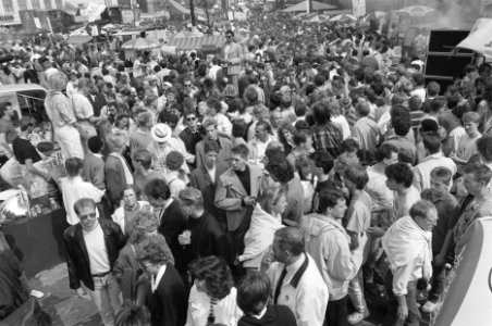 Drukte op het Spui te Amsterdam, viering Koninginnedag, Bestanddeelnr 934-2405