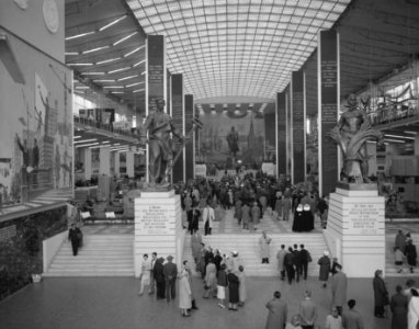 Drukte in de hal van het Russisch paviljoen, Bestanddeelnr 909-5635
