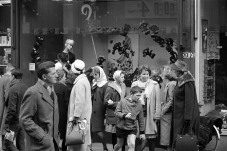Drukte in de grote warenhuizen i.v.m. komende St. Nicolaas belangstelling voor , Bestanddeelnr 911-7622