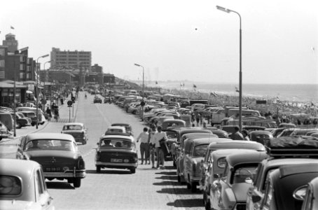 Drukte aan de kust. Overzicht Zandvoortse Boulevard, Bestanddeelnr 915-3703