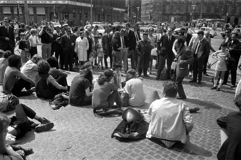 Drukte op Nationaal Monument op Dam, Amsterdam, Bestanddeelnr 923-5281
