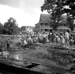 Drukte bij de aanlegsteiger van leprozerie Groot -Chatillon aan de Surinamerivie, Bestanddeelnr 252-6266
