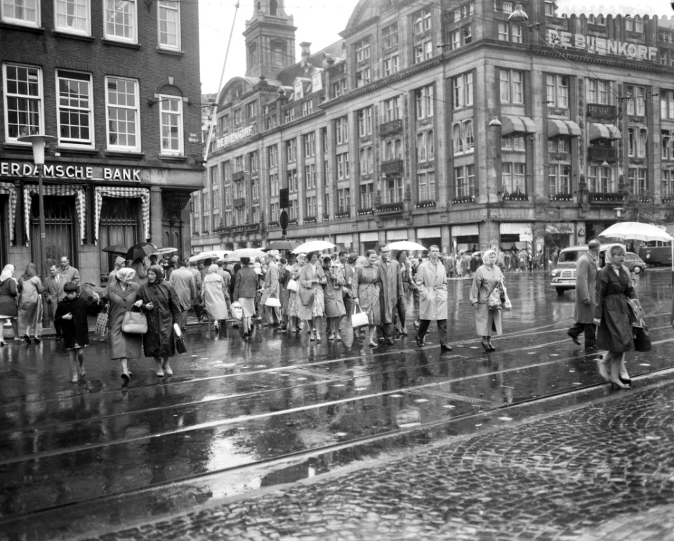 Drukte, ondanks regen in de Amsterdam binnenstad, Bestanddeelnr 911-4927