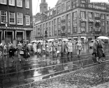 Drukte, ondanks regen in de Amsterdam binnenstad, Bestanddeelnr 911-4927