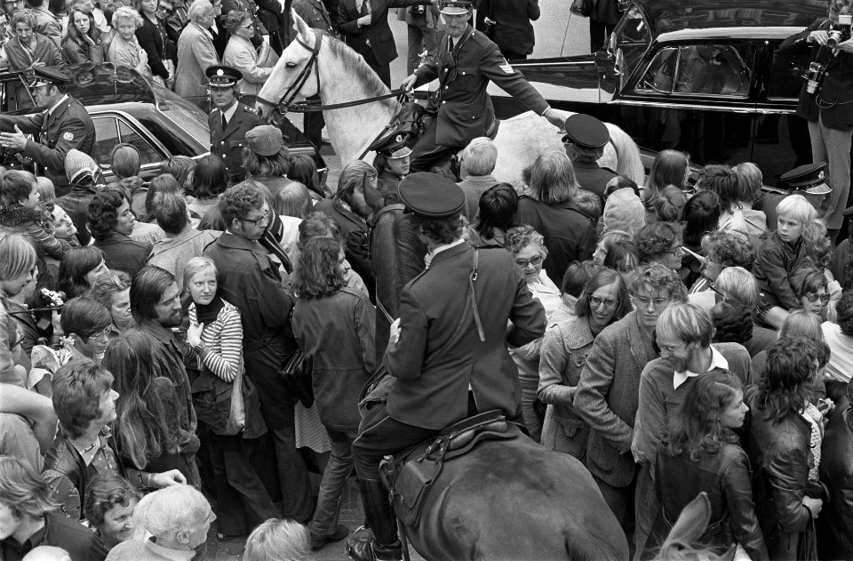 Drukte bij de auto van het bruidspaar prinses Christina en Jorge Guillermo, Bestanddeelnr 928-0215