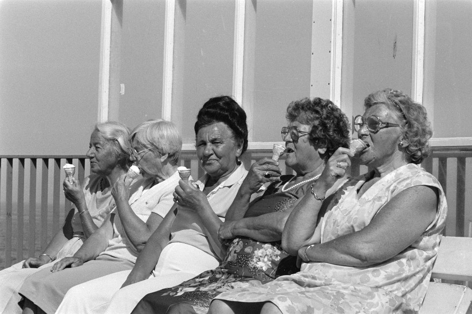 Drukte aan Zandvoortse strand door mooie pinksterweer dames met ijsjes aan boul, Bestanddeelnr 933-6593