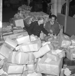 Drukte bij de afdeling pakketpost op Centraal Station, Bestanddeelnr 918-5163