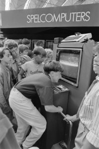 Drukte op Firato in RAI drukte bij spelcomputers, Bestanddeelnr 933-0620