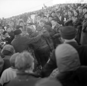 Drukte bij de finish rond winnaar Reinier Paping, Bestanddeelnr 914-7254