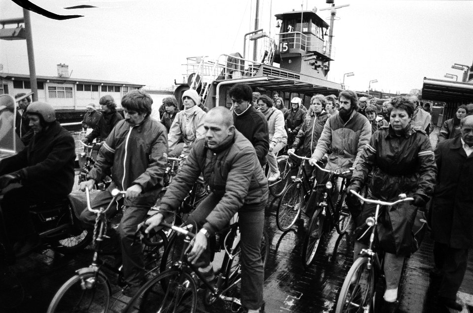 Drukte op de pont over het IJ, achter het Centraal Station, Bestanddeelnr 932-4093