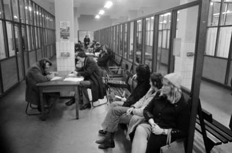 Drukte bij Gewestelijk Arbeidsbureau Amsterdam, overzicht wachtenden op Arbeidsb, Bestanddeelnr 927-6913