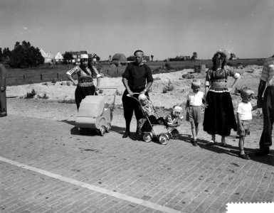 Drukte op Marken na de opening van de dijk, Marker met kinderen, Bestanddeelnr 910-5374