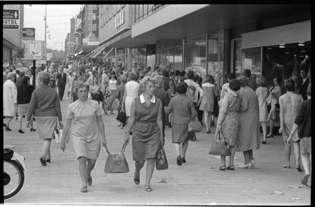 Drukte op het Beursplein wegens koopavond met de C&A, Peek & Cloppenburg en HEMA 1968