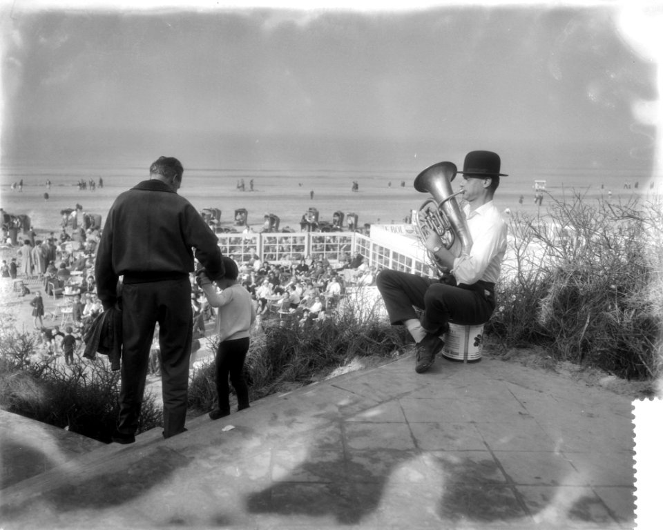 Drukte aan het strand te Zandvoort i.v.m. het mooie weer muzikant met tuba en bo, Bestanddeelnr 910-1868