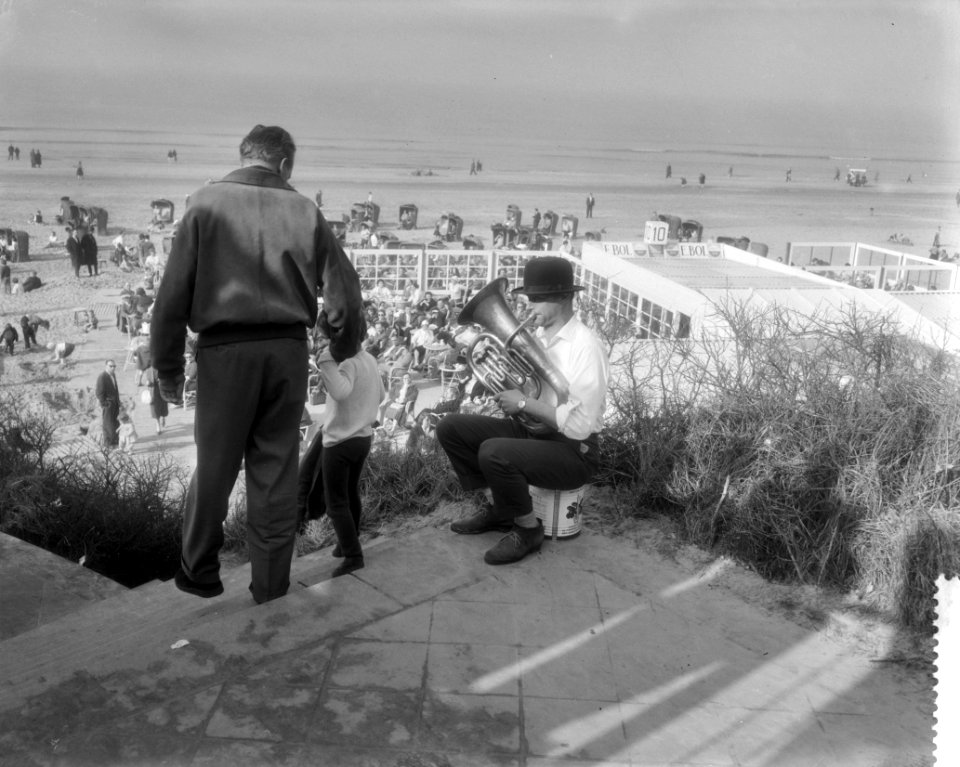Drukte aan het strand te Zandvoort i.v.m. het mooie weer muzikant met tuba en bo, Bestanddeelnr 910-1867