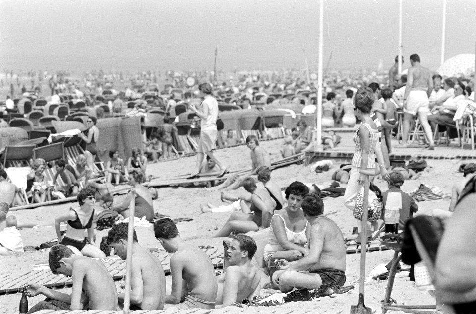 Drukte aan het strand te Zandvoort, Bestanddeelnr 919-3411