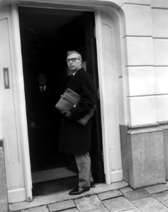 Drs. W.K.N. (Norbert) Schmelzer (KVP) neemt afscheid van dr. Jelle Zijlstra (ARP, Bestanddeelnr 919-7146