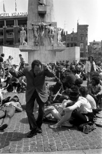 Drukte op Nationaal Monument op Dam, Amsterdam, Bestanddeelnr 923-5280