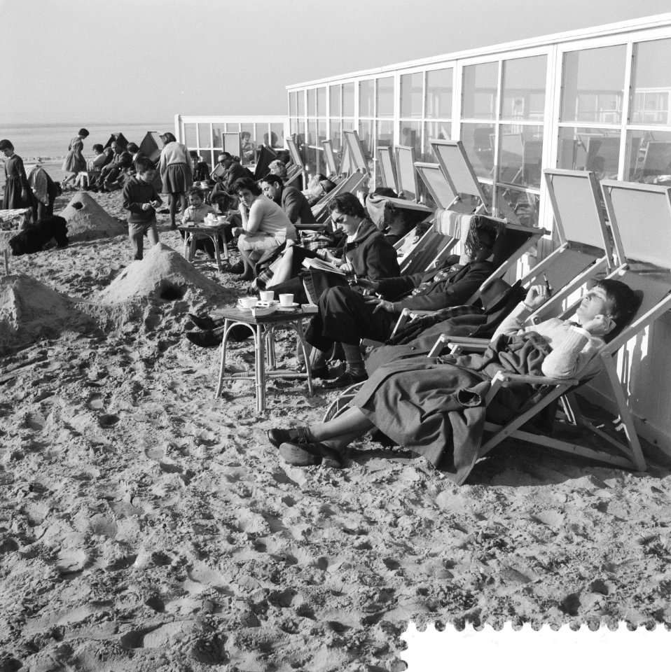 Drukte op het strand te Zandvoort, Bestanddeelnr 911-0913