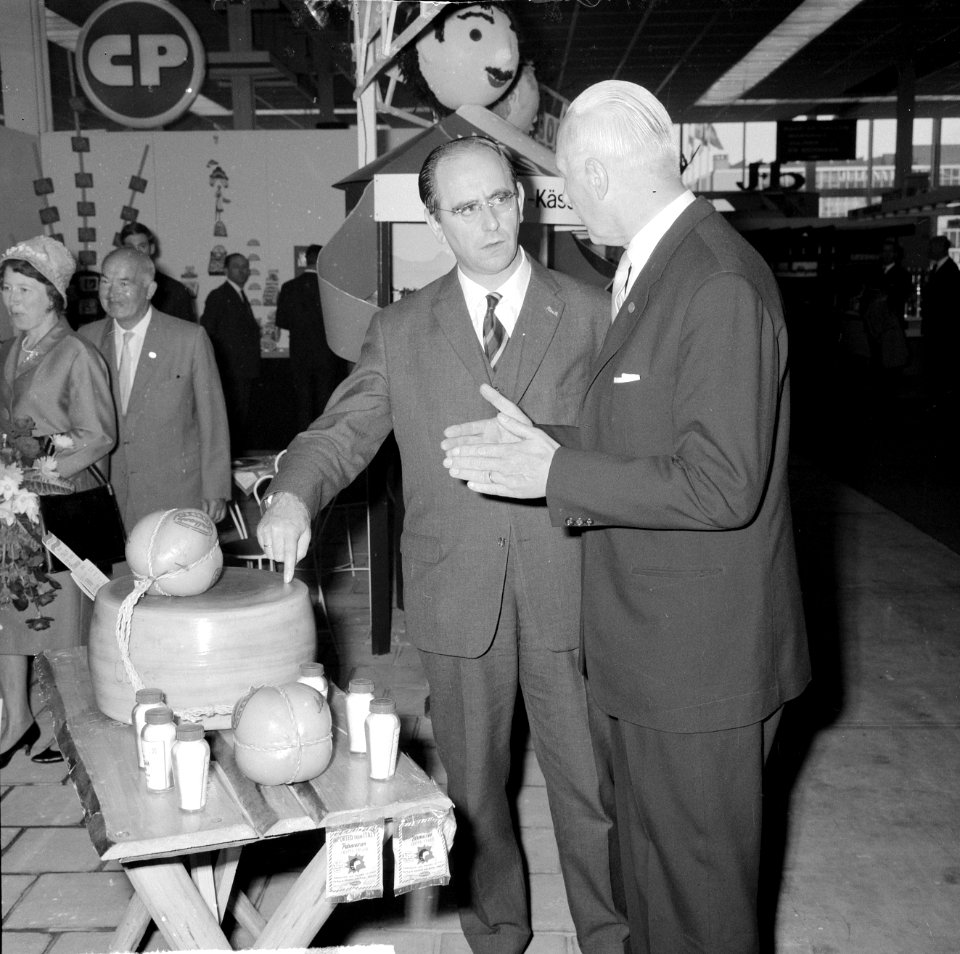 Drs J W de Pous opende in Utrecht Roka levensmiddelenbeurs, drs De Pous voor, Bestanddeelnr 916-8517