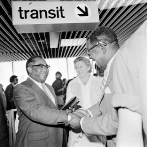Drs BM Leito, gouverneur Ned Antillen, neemt op Schiphol afscheid Polanen (r, Bestanddeelnr 926-5895