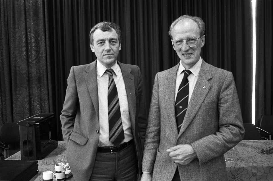 Drs.G.J.N. Couvreur (dir. ANVR) (l) met drs. D. Engelen (vice-president garanti…, Bestanddeelnr 931-0489